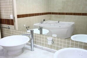 Bañera con ducha, bañera de hidromasaje, secador de pelo, toallas