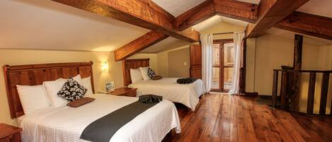 Deluxe Studio Suite | Desk, iron/ironing board, free cots/infant beds