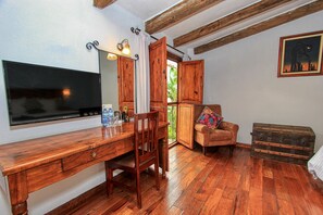 客房, 1 张特大床 | 起居区 | 42-英寸纯平电视 （配备有线频道）、电视