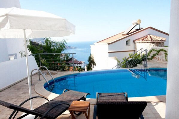 Outdoor pool, pool umbrellas, pool loungers - Villa Burak (Kas)
