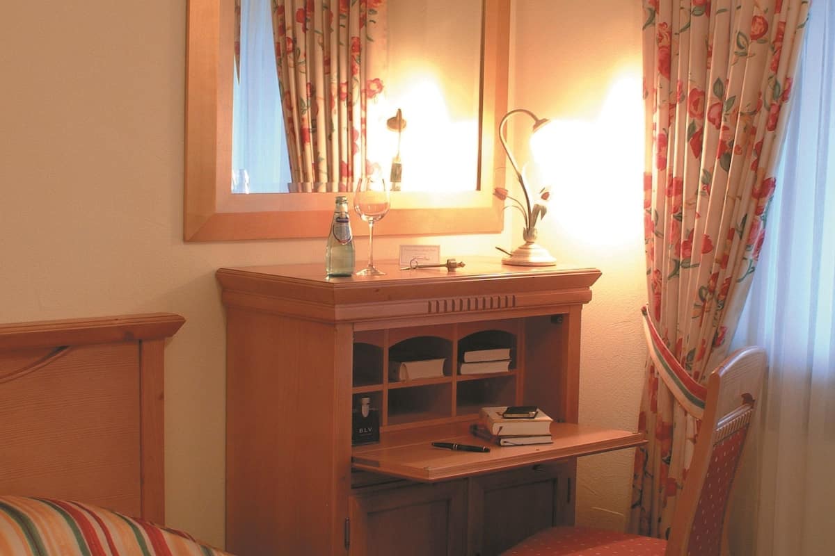Comfort Single Room | 1 bedroom, hypo-allergenic bedding, minibar, in-room safe