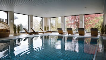 Inomhuspool och solstolar