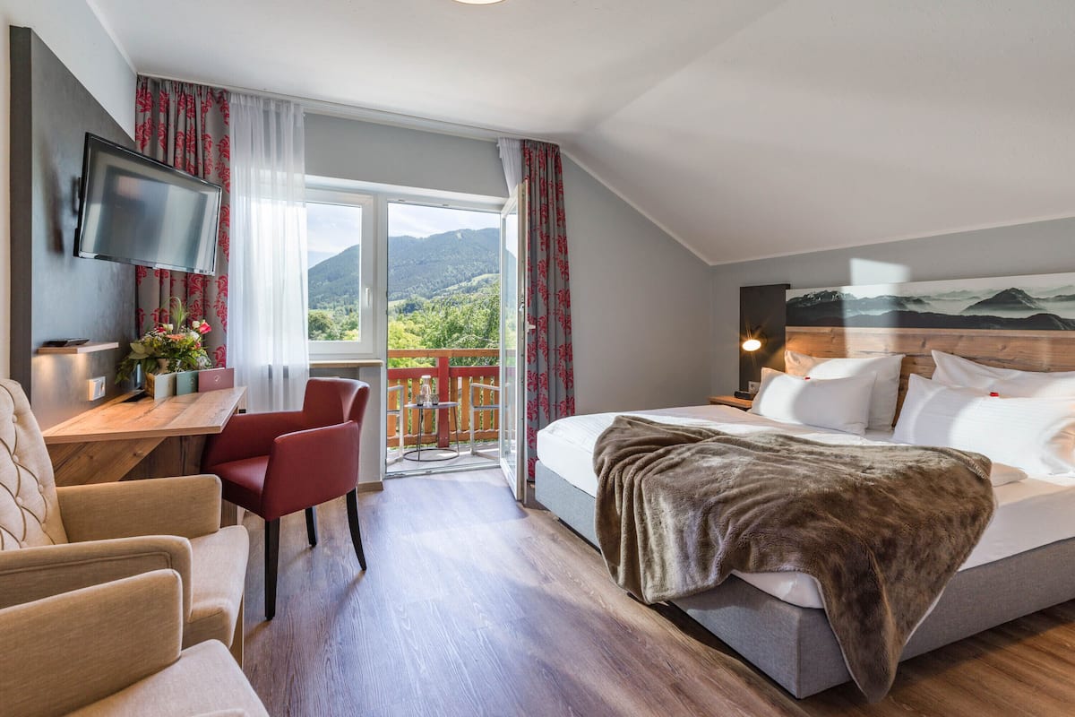 comfort single room | living area | flat-screen tv