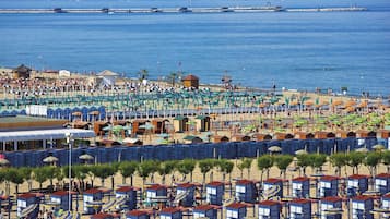 Plage privée à proximité, sable blanc, chaises longues, parasols