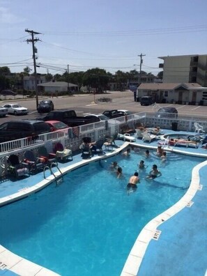Seasonal outdoor pool - Oasis Motel (Myrtle Beach)