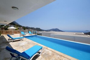 Outdoor pool, pool umbrellas, sun loungers - Med Prestige Villas (Kas)