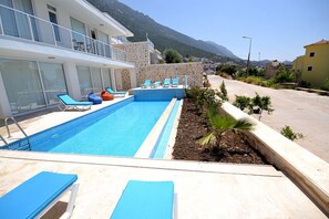 Outdoor pool, pool umbrellas, sun loungers - Med Prestige Villas (Kas)