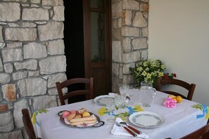 รับประทานอาหารกลางแจ้ง