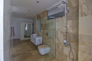 Villa, 5 habitaciones, vistas al mar | Baño | Secador de pelo y toallas