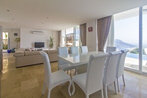 Villa, 5 Bedrooms, Sea View | In-room dining