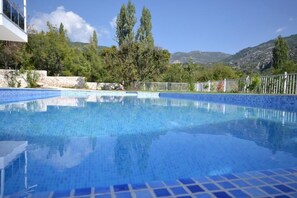 Piscine extérieure, parasols de plage, chaises longues