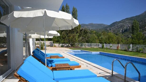 Outdoor pool, pool umbrellas, sun loungers - Villa White (Kas)
