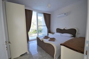 4 habitaciones, escritorio y tabla de planchar con plancha 