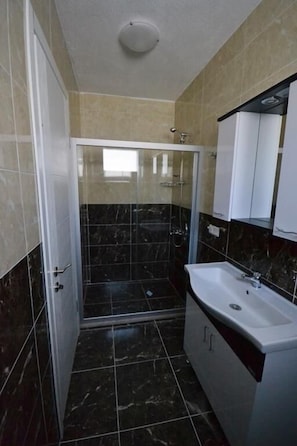 Bañera con ducha, bañera de hidromasaje, secador de pelo, toallas