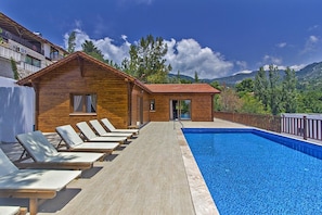 Piscine extérieure, parasols de plage, chaises longues