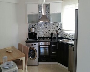 Refrigerador con congelador, microondas, horno y parrilla de estufa 