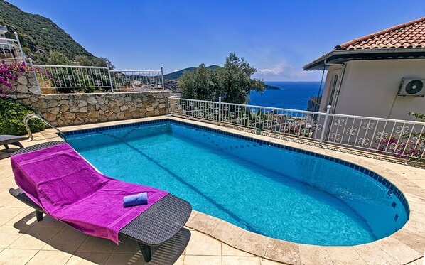 Outdoor pool, pool umbrellas, pool loungers - Villa Leo (Kas)