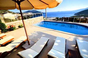 Outdoor pool, pool umbrellas, pool loungers - Villa Teoman (Kas)