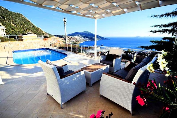 Kolam renang terbuka, payung kolam, kerusi lepak pantai