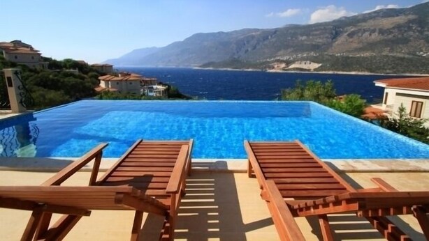 Outdoor pool, pool umbrellas, sun loungers - Villa Basil (Kas)