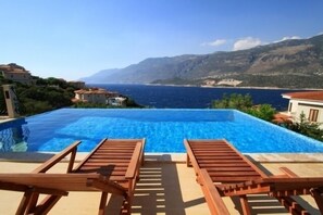 Piscina a sfioro