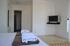 Villa | 5 bedrooms, desk, iron/ironing board, free cots/infant beds