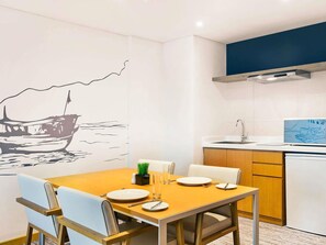 Ropa de cama de alta calidad y caja de seguridad en la habitación 