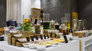 Dagelijks ontbijtbuffet (OMR 9.5 per persoon)