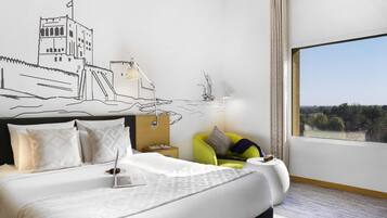 Une chambre d’hôtel avec un grand lit, une table de chevet, une lampe et une vue sur l’extérieur.