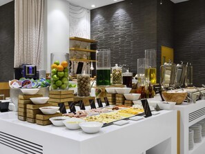 Se ofrece un desayuno bufé (9.5 OMR por persona)