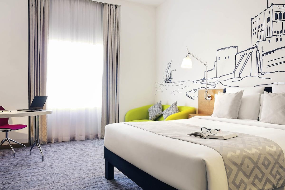 أغطية فراش متميزة وخزنة داخل الغرفة ومكتب وتجهيزات عازلة للصوت