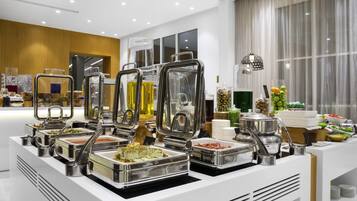 每日供應自助早餐 (每人 OMR9.5)