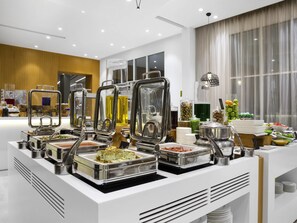 Desayuno buffet diario (OMR 9.5 por persona)