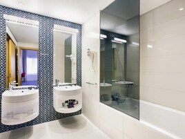 Privilege, Quarto casal, 1 cama de casal, vista para a piscina | Roupas de cama premium, cofres nos quartos, escrivaninha