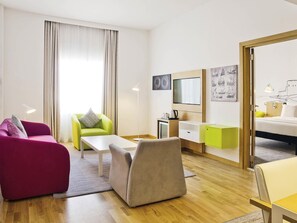 Ropa de cama de alta calidad y caja de seguridad en la habitación 