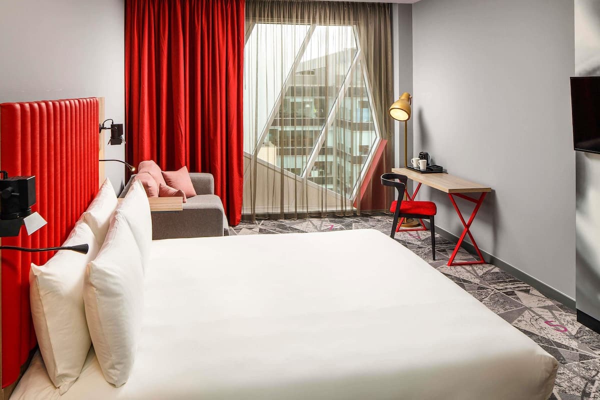 Escritorio, espacio para trabajar con laptop y cortinas blackout