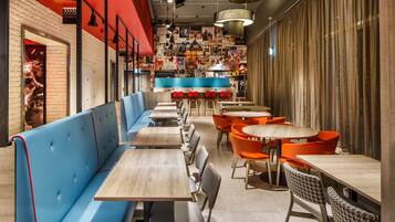 Lunch and dinner served, international cuisine