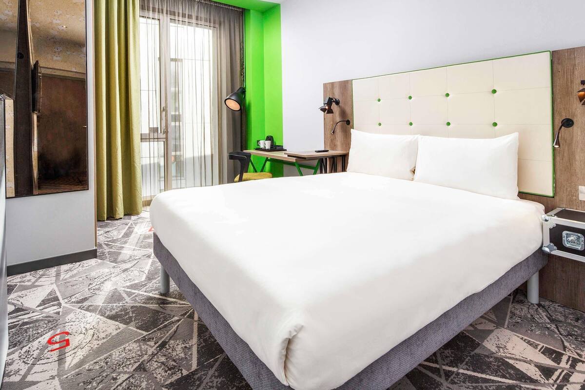 Rom, 1 dobbeltseng (The Queen) | Skrivebord, skrivebord for bærbar PC, blendingsgardiner og lydisolert