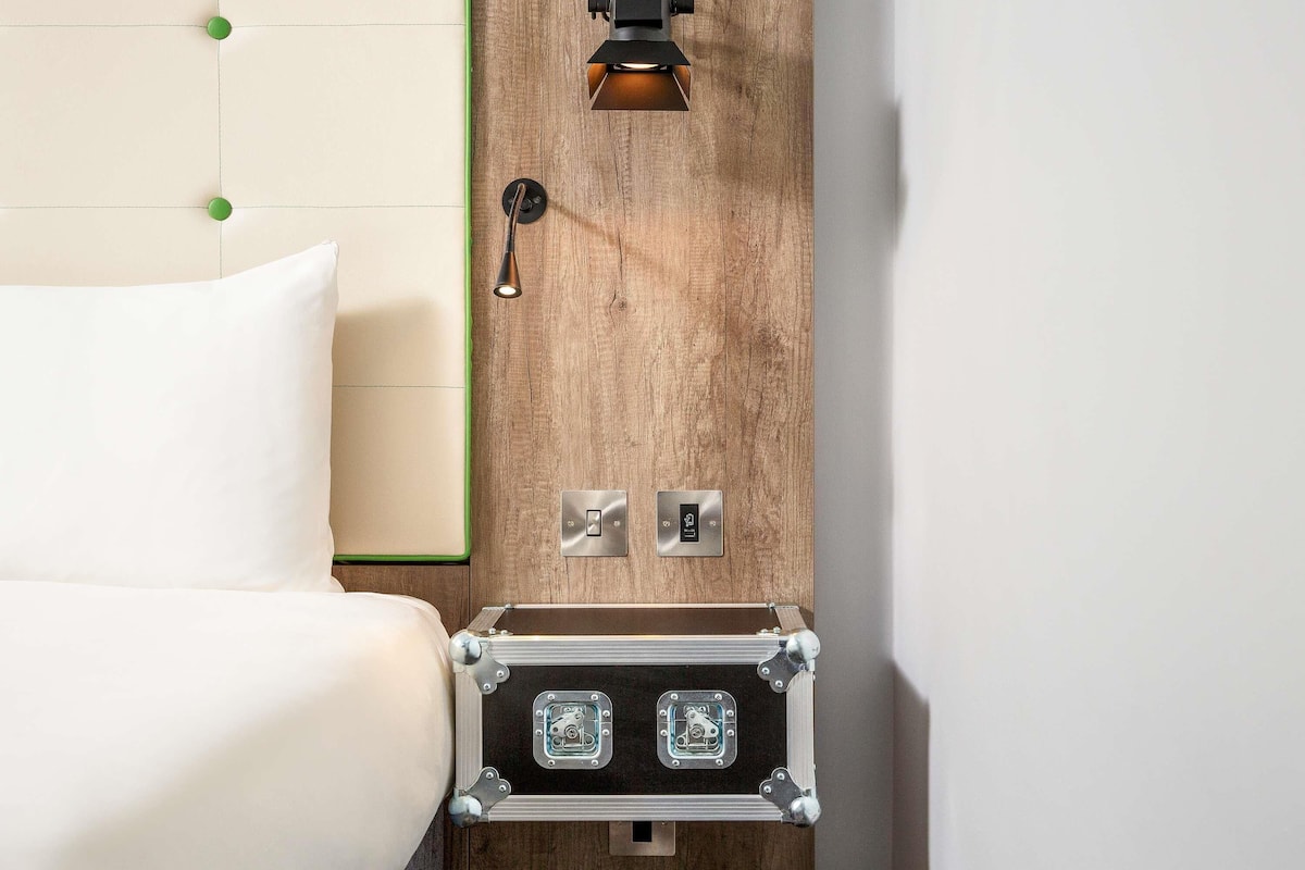 Escritorio, espacio para trabajar con laptop y cortinas blackout