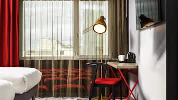 مكتب ومساحة عمل للكمبيوتر المحمول وستائر تعتيم وتجهيزات عازلة للصوت