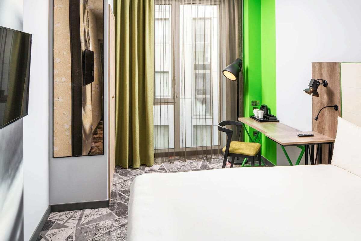 Rum - 1 dubbelsäng (The Queen) | Skrivbord, arbetsyta för laptop, mörkläggningsgardiner och ljudisolering