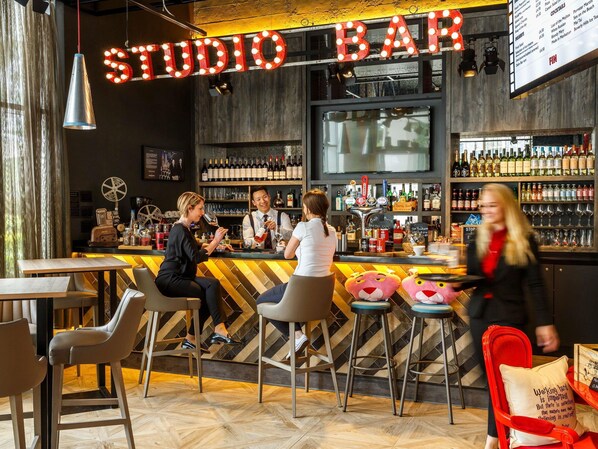 Bar (on property) - ibis Styles London Ealing (London)