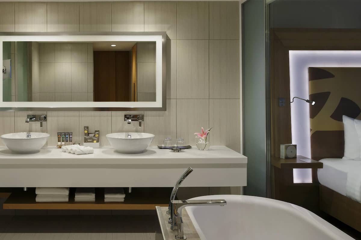 Executive Suite King Bed - Separate Living Room - Bathtub | 1 bedroom, premium bedding, minibar, in-room safe