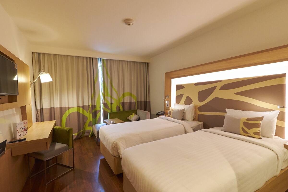 executive room king bed - aqua pool view | 1 bedroom, premium bedding, minibar, in-room safe