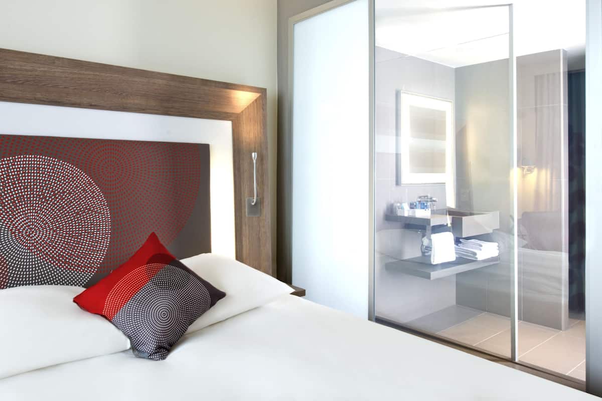 Executive Room King Bed with Additional Privileges | 1 bedroom, premium bedding, minibar, in-room safe
