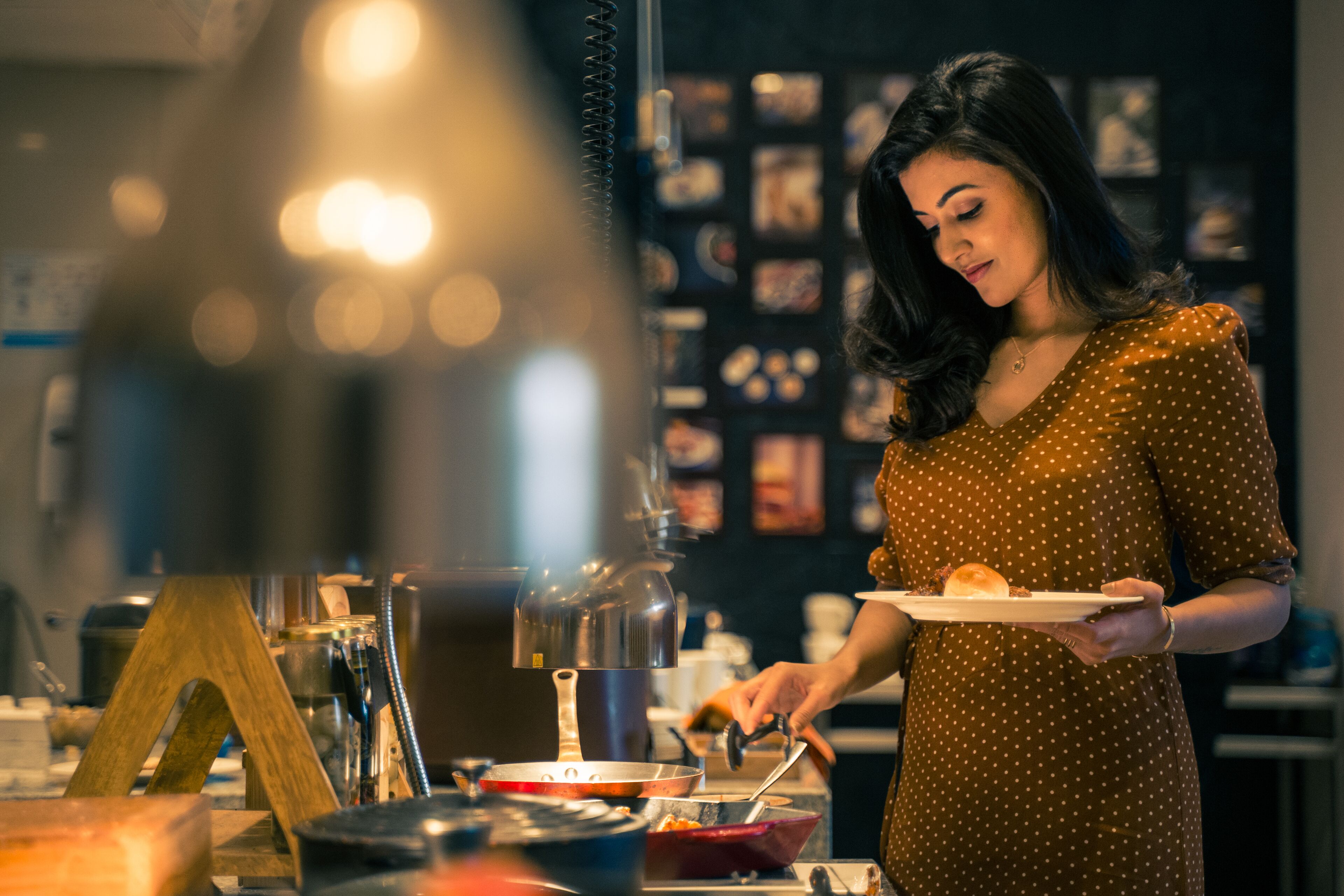Une personne qui cuisine dans une cuisine équipée de divers ustensiles et appareils de cuisson.