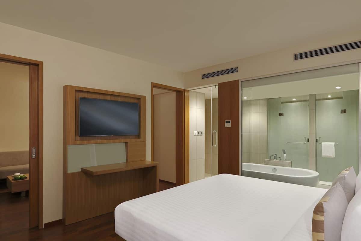 Suite Exécutive, 1 très grand lit, baignoire (Separate Living Room) | Literie de qualité supérieure, minibar, coffres-forts dans les chambres