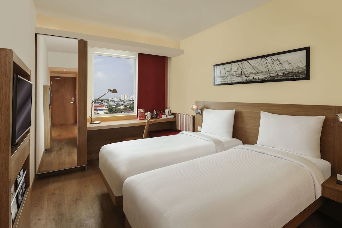 Minibar, caja de seguridad en la habitación y escritorio