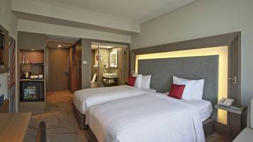 Quarto luxo, 1 cama Queen (with Extra Benefits) | Frigobar, cofres nos quartos, escrivaninha, cortinas blackout