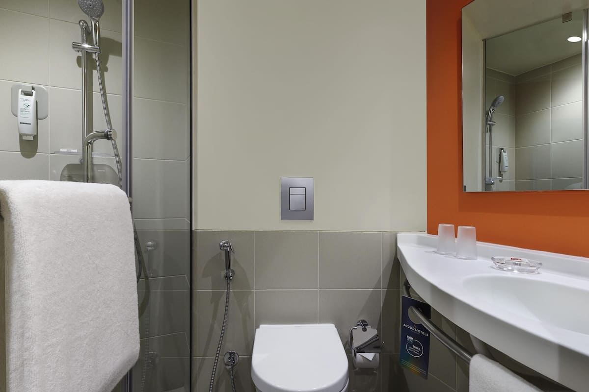 Minibar, Zimmersafe, Schreibtisch, Verdunkelungsvorhänge